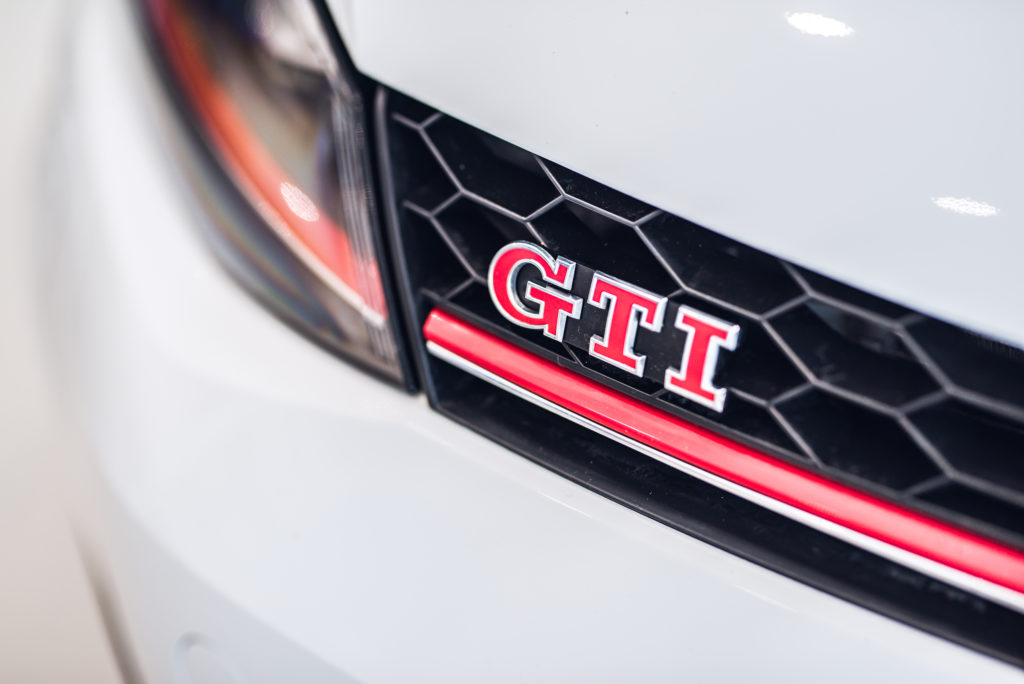 Käytetyn Volkswagen Golf 7 GTI:n keulamaski