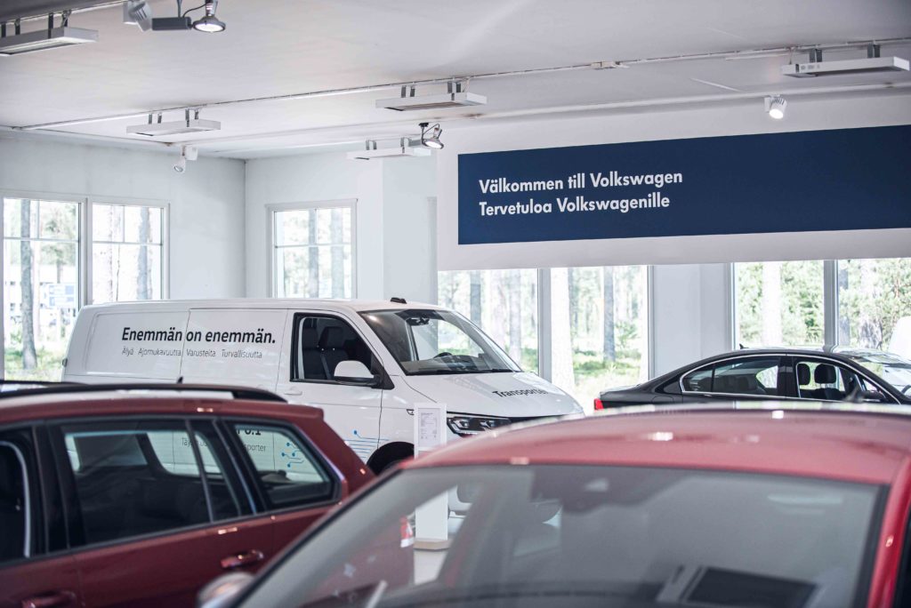 Uusia Volkswageneita näyttelyhallissa